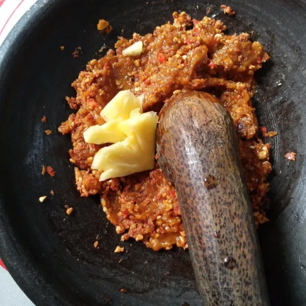 Tambahkan Nanas, uleg lagi. Koreksi rasa.