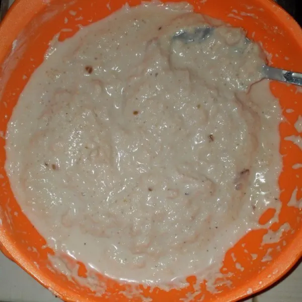 Tambahkan air, aduk rata.