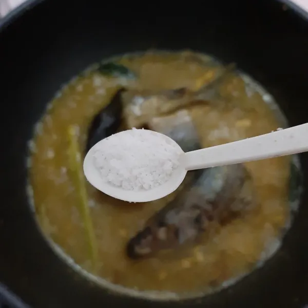 tambahkan air, masukkan potongan ikannya. seasoning dengan garam,gula, lada bubuk. biarkan mendidih.