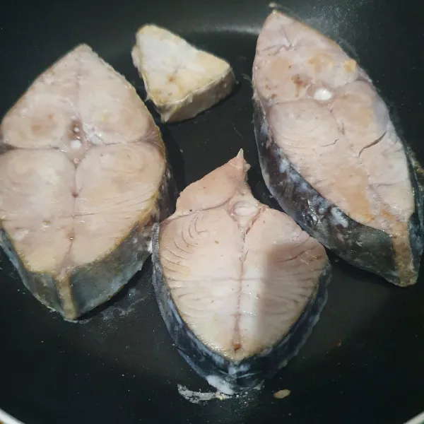 Bakar ikan menggunakan bara api atau wajan anti lengket.