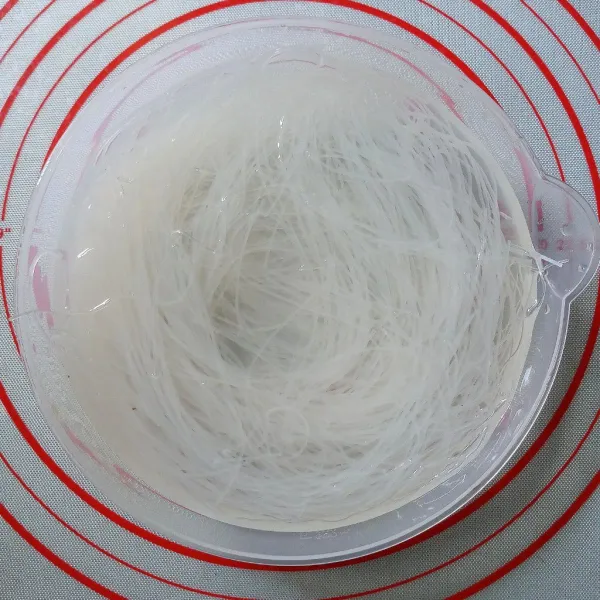 Rendam soun sampai lembut. Tiriskan.