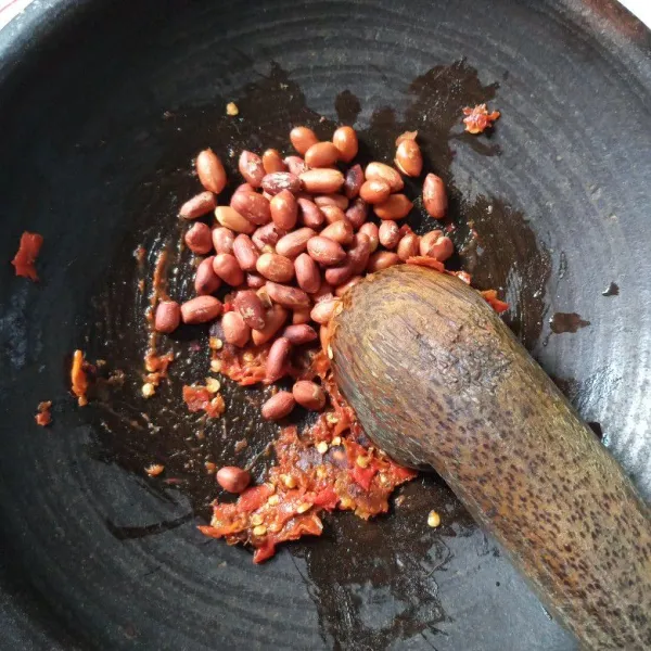 Tambahkan kacang goreng, uleg kasar saja.