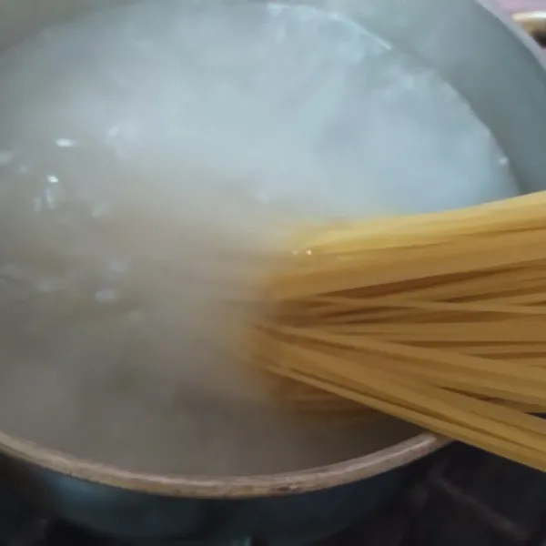 Rebus air, 1/2 sdt garam dan 1/2 sdm minyak hingga mendidih lalu masukkan spaghetti.
