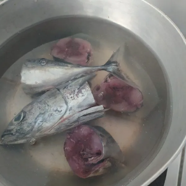 Rebus ikan tongkol sampai matang. Selain direbus, tongkol bisa juga digoreng tanpa bumbu.