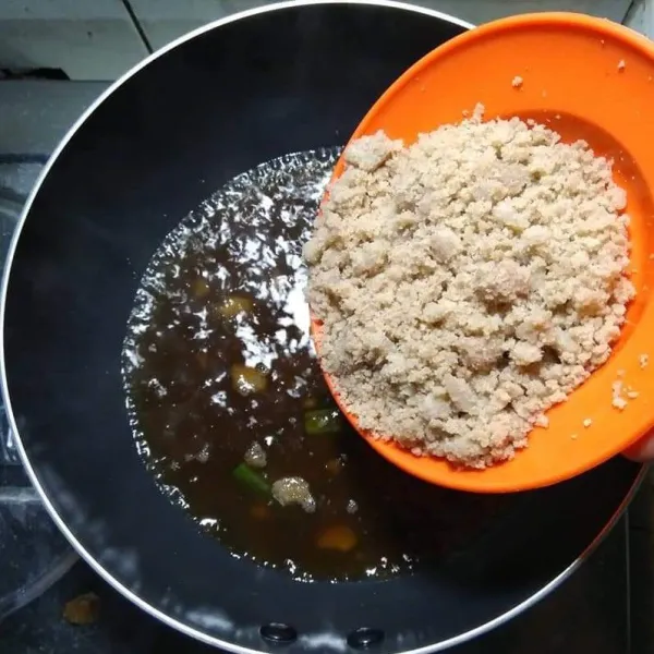 Masukkan sagu rangi, aduk-aduk terus sampai matang.