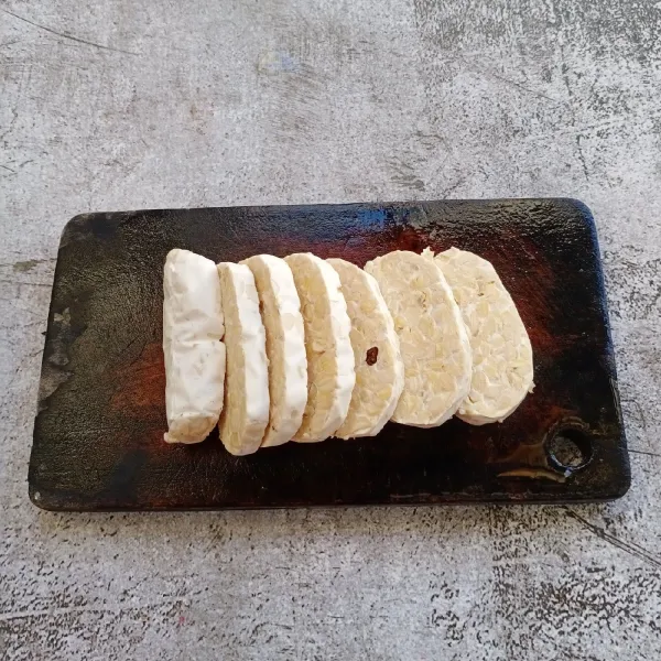 Potong-potong tempe.