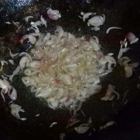 Panaskan minyak, tumis bawang merah hingga kuning. Tambahkan kecap, biarkan meletup-letup, tambahkan air dan garam