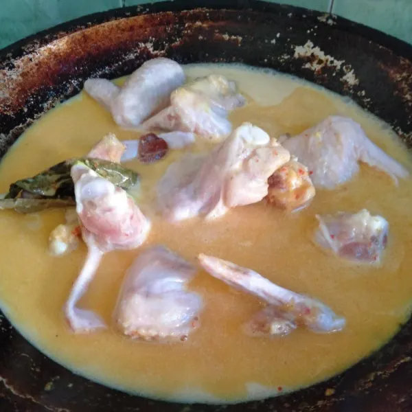 Kemudian, masukkan potongan sayap ayam. Aduk rata. Dan jangan lupa masukkan santan. Masak hingga meresap.