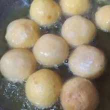 Panaskan minyak, gunakan api sedang saja. Setelah minyak panasnya sudah pas, masukkan beberapa butir donat. Aduk-aduk supaya matangnya merata.