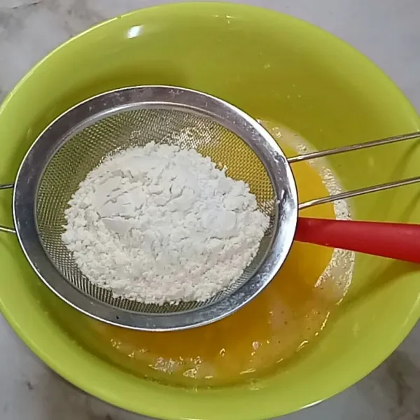 Ayak 4 sdm tepung terigu dengan vanilli bubuk, baking soda dan baking powder supaya bahan pengembang tercampur merata.