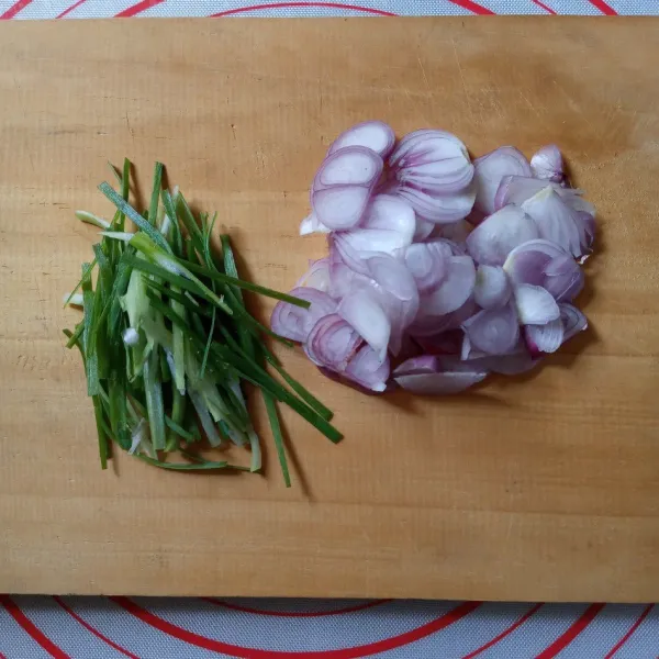 Iris tipis bawang merah dan daun bawang.