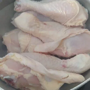 Cuci bersih daging ayam, kemudian rebus sampai empuk. Cuci bersih dengan air mengalir. Karena saya menggunakan ayam potong air rebusannya saya buang.