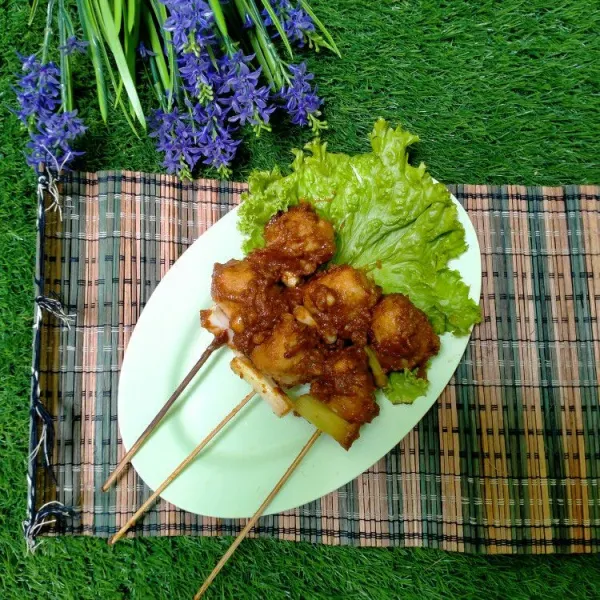 Yakitori bumbu kacang siap disajikan.