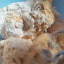 Masukkan terigu, gula pasir, ragi instan, dan susu bubuk, ke dalam baskom, aduk rata. Masukkan telur, ubi kukus dan air lalu mixer sebentar. Masukkan margarin dan garam, lanjutkan memikser hingga adonan kalis. (karena kadar air ubi bisa berbeda, penggunaan air disesuaikan bisa ditambah atau dikurangi).