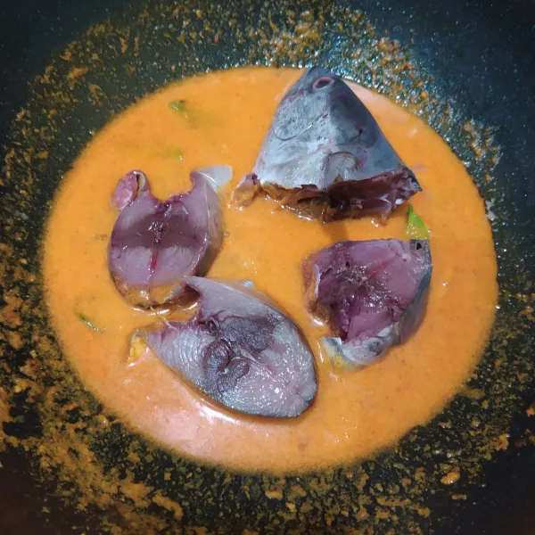 Masukan ikan, lalu masak hingga ikan matang. Sajikan dengan taburan daun kemangi.