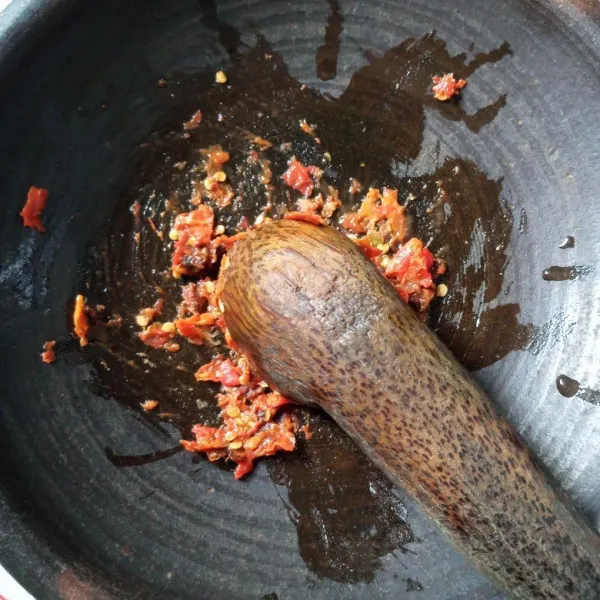 Buat Saus rujak, uleg cabe rawit, garam dan buah pala parut.