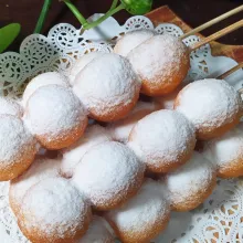 Beri taburan gula donat atau topping sesuai selera.