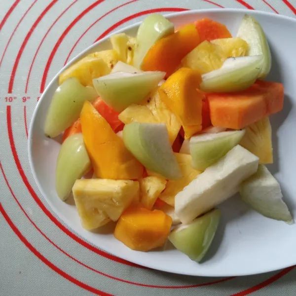 Iris-iris semua buah-buahan, untuk buah bisa disesuaikan ketersediaan dirumah.