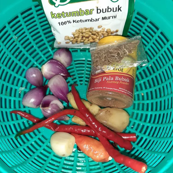 Siapkan bumbu halus (ketumbar bubuk, biji pala bubuk, jinten, cengkeh, bawang merah, bawang putih, dan cabai).