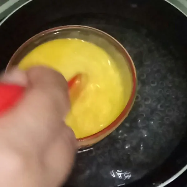 Lelehkan margarin dengan cara di steam sampai meleleh 80% dengan api sedang. Jangan terlalu panas krn jika margarin terlalu panas membuat cake jadi seret.