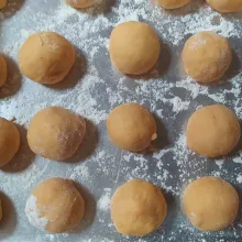 Kempiskan adonan, lalu ambil sedikit adonan, bulatkan. Letakkan di loyang yang sudah ditaburi terigu. Karena adonan agak lengket, selalu taburi sedikit tepung saat membulatkan adonan. Diamkan adonan selama 30 menit.