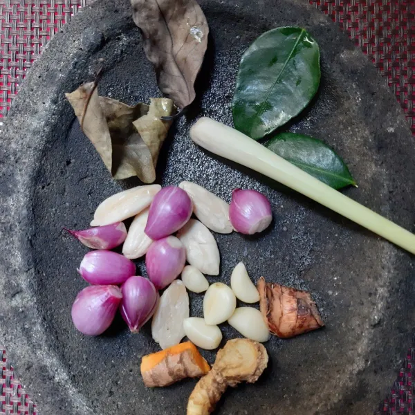 haluskan bumbu. geprek serai,laos.