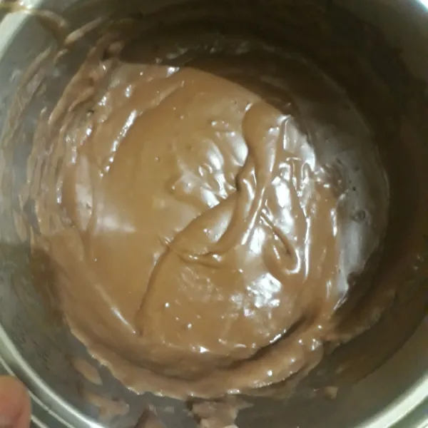 Masak susu, coklat bubuk, gula, garam. Harus selalu diaduk ya dan gunakan api kecil. Setelah agak panas masukkan maizena dan tepung terigu, aduk hingga tercampur dan meletup letup. Angkat