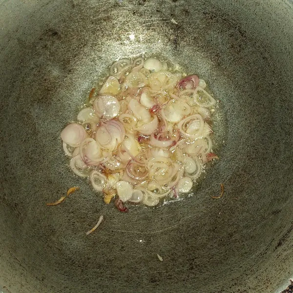 Panaskan minyak, tumis bawang merah sampai kecoklatan.