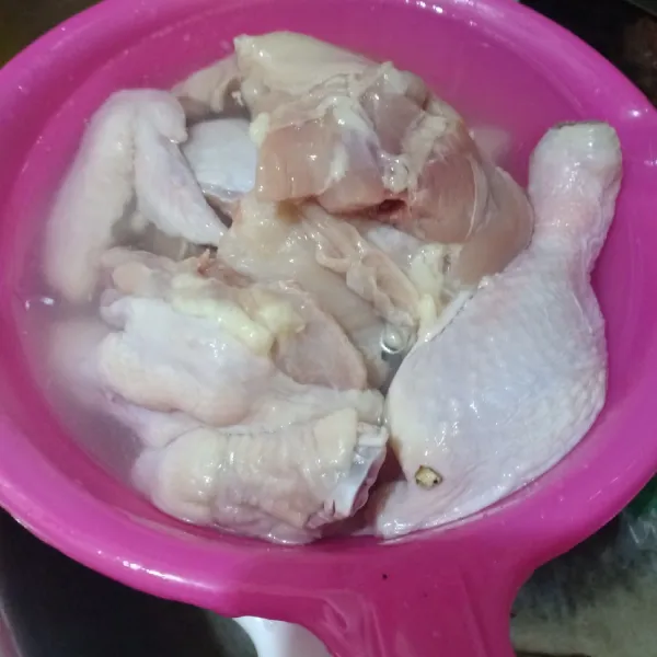 potong ayam sesuai selera,cuci dan beri jeruk nipis,biarkan 5 menit.