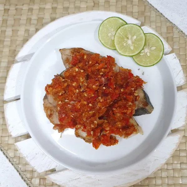 Siapkan ikan, sajikan dengan sambal diatas ikan. Masyarakat Papua biasa menyantapnya dengan singkong rebus.
