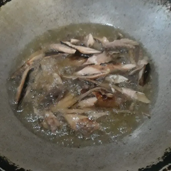 Goreng sebentar, lalu sisihkan.