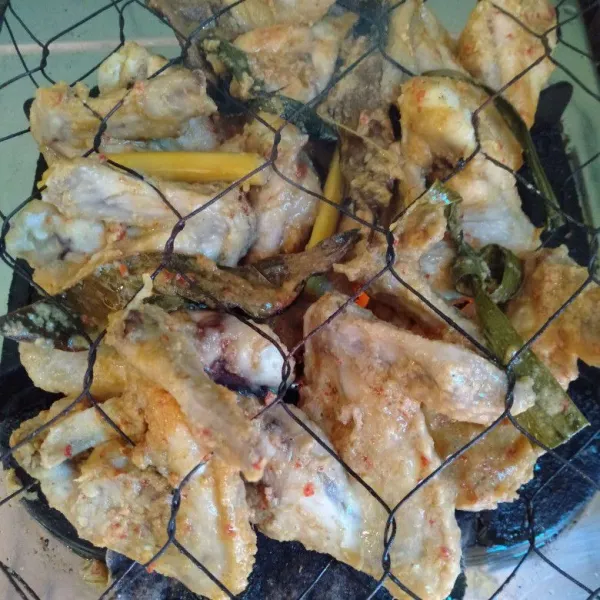 Kemudian, tata di atas panggangan. Panggang hingga harum di atas api. Olesi permukaan ayam dengan sisa bumbunya. Setelah bumbu harum, matikan api.