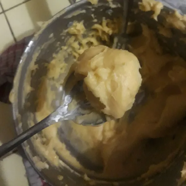 Tunggu adonan hingga agak dingin lalu kocok dengan telur. Masukkan telur satu persatu ya. Hasil akhirnya adonan bisa di bentuk seperti ini