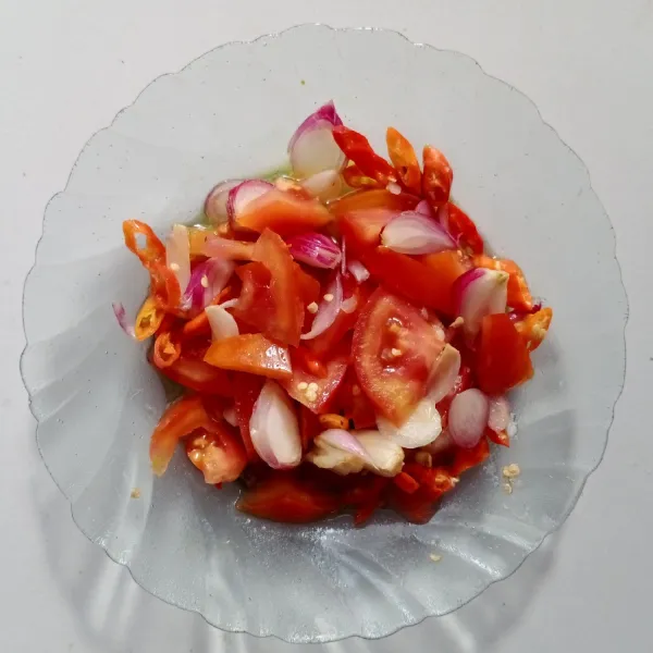 Campurkan semua bahan, aduk rata. Jeruk ambil airnya.