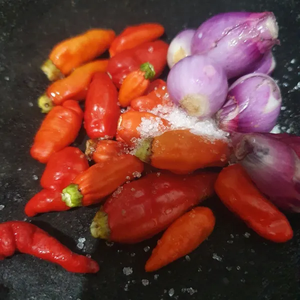 Siapkan bahan sambal. Haluskan cabe, bawang merah, gula dan garam.