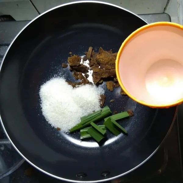 Siapkan panci, masukkan gula merah, gula pasir, daun pandan dan air, masak sampai gula larut.