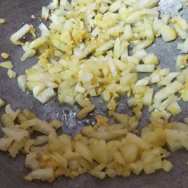 Panaskan 1 sdm margarin dan 1 sdm minyak sayur, lalu masukkan bawang putih dan bawang bombay. Tumis hingga harum.