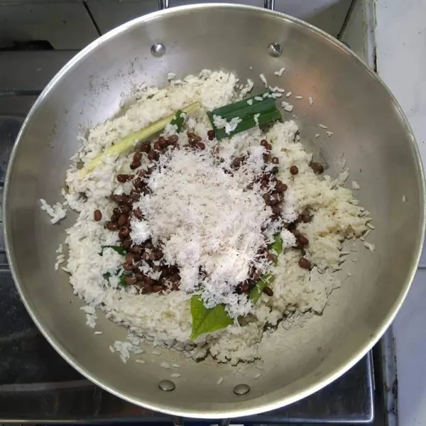 Masukkan kelapa parut.