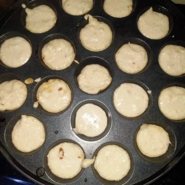 Olesi cetakan dengan margarin lalu masukkan adonan.