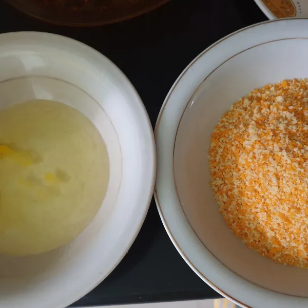 Lumuri telur dan tepung panir adonan lalu sisihkan.