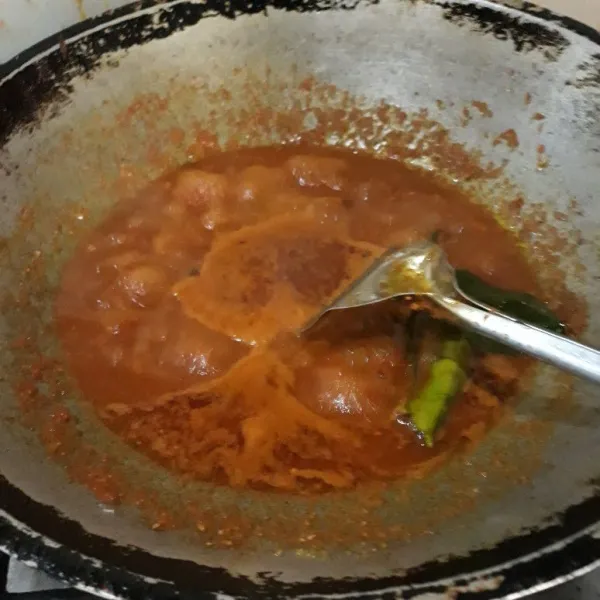Tumis bumbu sampai harum. Tambahkan garam, merica bubuk, gula pasir, gula merah, daun salam dan daun jeruk. Lalu tambahkan 1 gelas air. Masak sampai bumbu mengental.