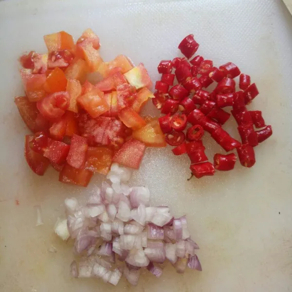 Cuci bersih dan iris dadu tomat,bawang merah dan cabe merah.