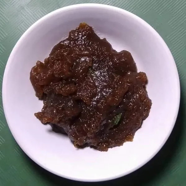 Siapkan mangkuk, masukkan bubur sagu rangi.