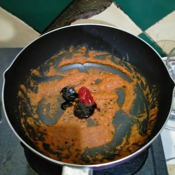 Tambahkan saus tiram dan saus tomat ke dalam tumisan kemudian sisihkan