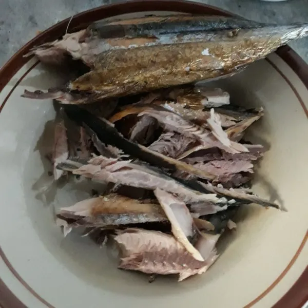 Suir-suir daging ikan tongkol asap.