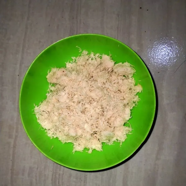 Kukus kelapa parut kurang lebih 20 menit.
