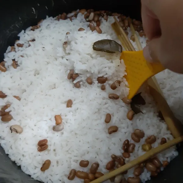 saat nasi sudah matang, segera aduk nasi.