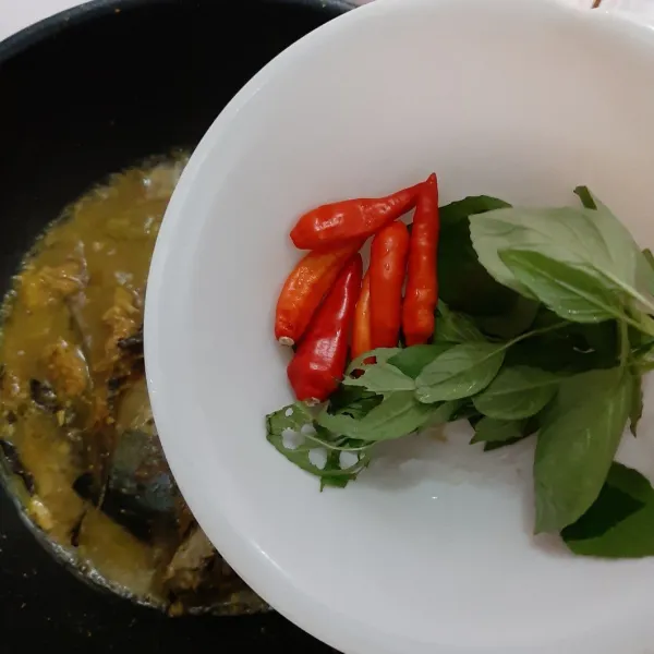 terakhir masukkan cabe rawit utuh dan daun kemangi. koreksi rasa. sajikan hangat.