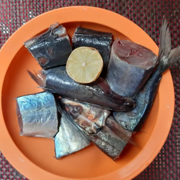 potong² ikan dan beri perasan jeruk nipis dan cuci bersih.