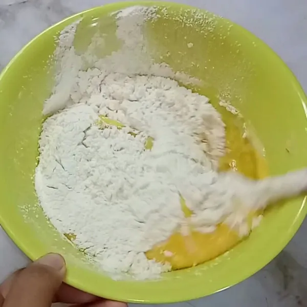 Masukkan sisa tepung terigu. Aduk dengan spatula perlahan, jangan mengocok terlalu over supaya tidak bantet.
